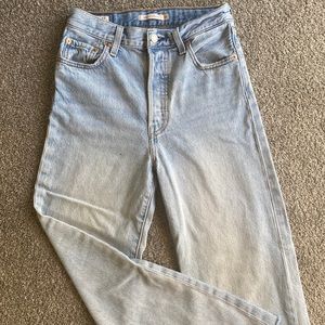 Light wash raw hem Levi’s Ribcage Straight Jeans - size 26